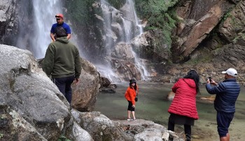रोला झरनामा बढ्यो आन्तरिक पर्यटकको चहलपहल